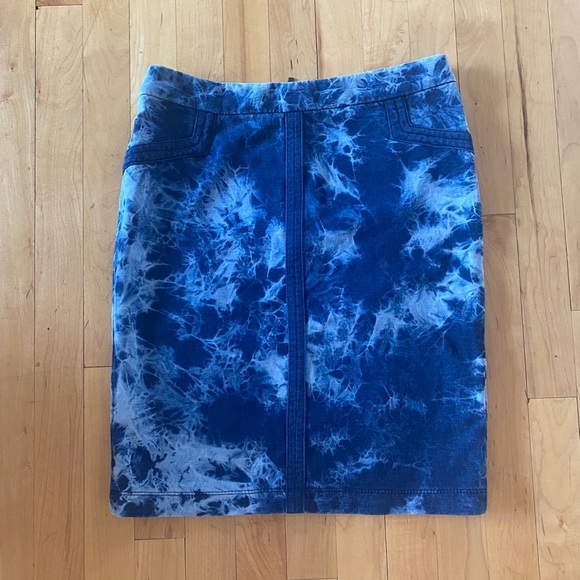 BCBGMaxAzria Dresses & Skirts - BCBGMaxAzria High Rise Blue Tye Dye Skirt